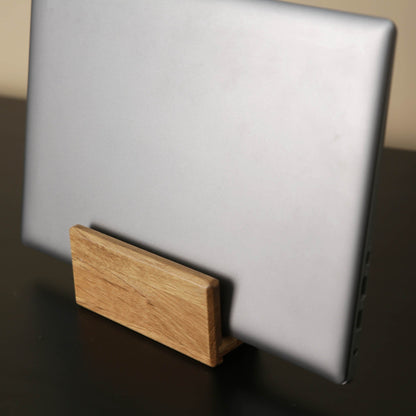 OakWoodVerticalLaptopStand_LaptopHolder